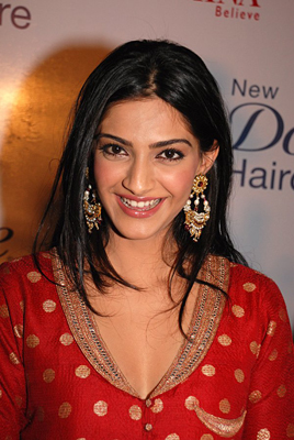 Sonam Kapoor celebrate her 26th Birthday without her Dad (Happy Birthday Sonam)